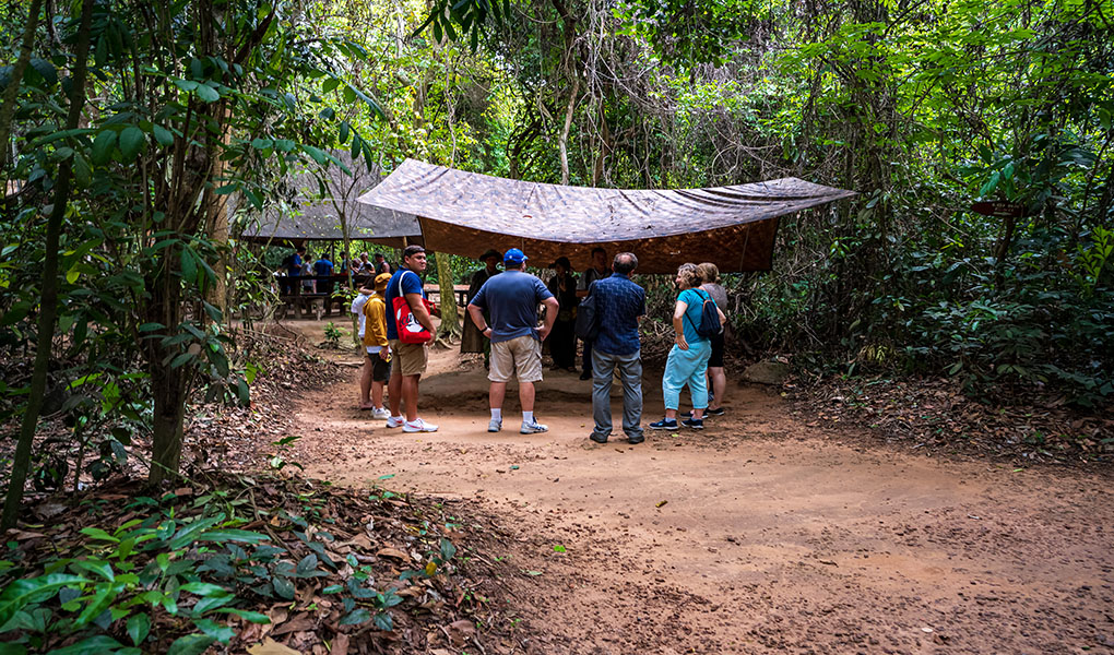 /fm/Files//Day Program/Vietnam/Cu Chi Tunnel/tourist.jpg
